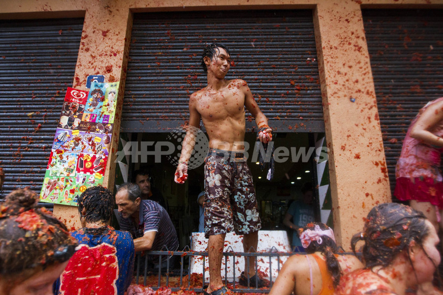 人も道路も真っ赤、スペイン恒例のトマト祭りに2万人