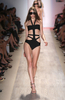 ニューヨーク市内で発表されたエルベ・レジェ バイ マックスアズリア（Herve Leger By Max Azria）の09年春夏コレクション（2008年9月7日撮影）。(c)AFP/Getty Images/Scott Gries
