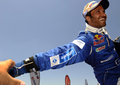 ダカールラリー2011第13ステージを終了し、総合優勝に喜ぶフォルクスワーゲン（VW）のナセル・アルアティア（Nasser Al-Attiyah、2011年1月15日撮影）。(c)AFP/DANIEL GARCIA