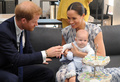 ヘンリー英王子、妻メーガン妃と長男アーチーちゃん（2019年9月25日撮影、資料写真）。(c)HENK KRUGER / POOL / AFP 
