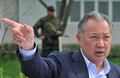 中央アジア・キルギス南部Teyitで記者会見するクルマンベク・バキエフ（Kurmanbek Bakiyev）大統領（2010年4月13日撮影）。(c)AFP/VYACHESLAV OSELEDKO
