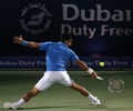 テニス、ドバイ・テニス選手権、男子シングルス2回戦。リターンを狙うノバク・ジョコビッチ（2015年2月25日撮影）。(c)AFP/KARIM SAHIB