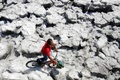 メキシコ・ハリスコ州グアダラハラ東部で、ひょうの上を自転車を押しながら歩く男性（2019年6月30日撮影）。(c)ULISES RUIZ / AFP