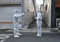 韓国・大邱にある新興宗教団体「新天地イエス教会」支部付近で、新型コロナウイルス感染症の疑いのある住民を訪ねる医療従事者ら（2020年2月27日撮影）。(c)Jung Yeon-je / AFP