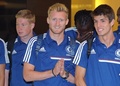 イングランド・プレミアリーグのチェルシー（Chelsea）は12日、タイ・バンコク（Bangkok）のスワンナプーム国際空港（Suvarnabhumi International Airport）に到着した。同クラブは17日に、ラジャマンガラ・スタジアム（Rajamangala Stadium）でシンハー・オールスターズ（Singha All Stars）と対戦する。

タイの作法に倣い、手を合わせて挨拶するチェルシーのアンドレ・シュールレ（Andre Schurrle、中央、2013年7月12日撮影）。(c)AFP/PORNCHAI KITTIWONGSAKUL