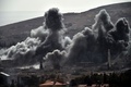 イスラム過激派組織「イスラム国（Islamic State、IS）」を標的とする米軍主導の空爆が行われたシリア北部アインアルアラブ（Ain al-Arab、クルド名：コバニ、Kobane）に立ち上る煙。国境の反対側トルコ・シャンルウルファ（Sanliurfa）県の村ムルシトピナル（Mursitpinar）から（2014年10月13日撮影）。(c)AFP/ARIS MESSINIS
