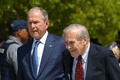 米国のドナルド・ラムズフェルド元国防長官（右）とジョージ・W・ブッシュ元大統領（左、2019年9月11日撮影、資料写真）。(c)MANDEL NGAN / AFP