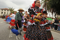 イエス・キリストの復活を祝うキリスト教の宗教行事「復活祭（Easter）」の前日にあたる11日、カリフォルニア（California）州ロサンゼルス（Los Angeles）でロジャー・マホーニー（Roger Mahony）枢機卿の祝福を受けるため、民族衣装を着てペットを抱き順番を待つ人びと。動物たちが人間の役に立っていることへのお礼として行われる動物への祝福は、復活祭前日の恒例行事となっている（2009年4月11日撮影）。(c)AFP/Robyn BECK