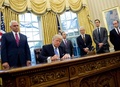 ホワイトハウスの大統領執務室で、大統領令に署名するドナルド・トランプ大統領（2017年1月23日撮影）。(c)AFP/SAUL LOEB