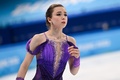 北京冬季五輪、フィギュアスケート女子シングル・ショートプログラム（SP）に向けて練習するロシア五輪委員会（ROC）のカミラ・ワリエワ（2022年2月15日撮影）。(c)Manan VATSYAYANA / AFP