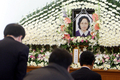 韓国・ソウル（Seoul）の病院で行われた追悼式で、射殺された韓国人女性の故・朴ワンジャ（%%Park Wang-Ja%%）さんの遺影（2008年7月13日撮影）。(c)AFP/HONG JIN-HWAN
