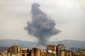 レバノン南部で、イスラエル軍の空爆によって立ち上る煙（2024年10月7日撮影）。(c)KAWNAT HAJU / AFP