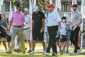 男子ゴルフ、リブゴルフ・インビテーショナル最終戦、米マイアミ大会の開幕を控え、トランプ・ナショナル・ドラール・ゴルフクラブでブルックス・ケプカ（左から3人目）らとプレーするドナルド・トランプ氏（右から2人目、2022年10月27日撮影）。(c)Giorgio VIERA/ AFP