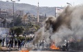 イスラエル北部クファルカナ（Kfar Kana）で、22歳の青年が警察に射殺された事件に抗議するアラブ系イスラエル人の若者たち（2014年11月9日撮影）。(c)AFP/JACK GUEZ
