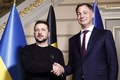2国間安保協定の署名に臨むウクライナのウォロディミル・ゼレンスキー大統領（左）とベルギーのアレクサンダー・デクロー首相。ベルギー・ブリュッセルで（2024年5月28日撮影）。(c)KENZO TRIBOUILLARD / AFP