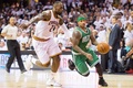 14-15NBAプレーオフ1回戦（7回戦制）、クリーブランド・キャバリアーズ対ボストン・セルティックス。ボストン・セルティックスのアイザイア・トーマス（右）を追うクリーブランド・キャバリアーズのレブロン・ジェームズ（2015年4月21日撮影）。(c)AFP/Getty Images/Jason Miller