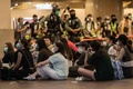 香港で、「国家安全維持法」導入に抗議するデモで警察に逮捕された参加者（2020年7月1日撮影）。(c)DALE DE LA REY / AFP
