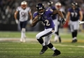 12NFLは23日、各地で第3週の試合が行われ、ボルティモア・レイヴンズ（Baltimore Ravens）が31-30でニューイングランド・ペイトリオッツ（New England Patriots）を下した。

ランアフターキャッチでゲインするボルティモア・レイヴンズのトレイ・スミス（Torrey Smith、2012年9月23日撮影）。(c)AFP/Getty Images/Patrick Smith