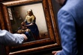 オランダ・アムステルダム国立美術館に展示された、ヨハネス・フェルメールの「牛乳を注ぐ女」（2022年9月8日撮影）。(c)Kenzo TRIBOUILLARD / AFP
