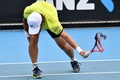 全豪オープンテニス、男子シングルス1回戦。ラケットを破壊する西岡良仁（2022年1月17日撮影）。(c)Paul Crock / AFP
