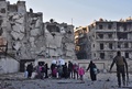 シリア・アレッポのバブ・ハディド地区で、政府軍が制圧した後に避難する住民たち（2016年12月7日撮影）。(c)AFP/GEORGE OURFALIAN