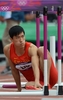 ロンドン五輪は7日、オリンピックスタジアム（Olympic Stadium）で陸上男子110メートルハードル予選が行われ、中国の劉翔（Liu Xiang）が途中棄権した。

アテネ五輪の同種目で金メダルを獲得した劉翔は1台目のハードルに左足をぶつけ、転倒した。

劉翔は4年前に母国で開催された北京五輪では予選の直前で棄権をしていた。

転倒する中国の劉翔（Liu Xiang、2012年8月7日撮影）。(c)AFP/ERIC FEFERBERG