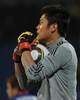 2010年サッカーW杯南アフリカ大会（%%2010 World Cup%%）1次リーグE組、デンマーク対日本。日本は3-1で勝利し、勝ち点6（2勝1敗）の同組2位で決勝トーナメントに進んだ。日本の決勝トーナメント進出は、自国開催以外のW杯では初めて。写真はボールをキャッチする日本の川島永嗣（%%Eiji Kawashima%%）。（2010年6月24日撮影）(c)AFP/ROBERTO SCHMIDT