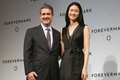 東京・新宿のパークハイアット東京で開催されたダイヤモンドブランド「フォーエバーマーク（Forevermark）」主催の「フォーエバーマーク賞」授賞式に出席した女優の小雪（Koyuki）ととディビット・ラドリンインターナショナル・マーケッツ・ディレクター（2010年9月9日撮影）。(c)MODE PRESS