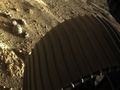 火星に着陸した米航空宇宙局（NASA）の火星探査車「パーシビアランス」が撮影した地表と探査車の車輪（2021年2月18日撮影、同19日公開）。(c)AFP PHOTO / NASA/HANDOUT