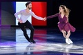 平昌冬季五輪、フィギュアスケートのエキシビションに臨むガブリエラ・パパダキス/ギヨーム・シゼロン組（2018年2月25日撮影）。(c)AFP/Mladen ANTONOV