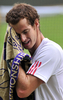 テニス、ウィンブルドン選手権（The Championships Wimbledon 2012）は6日、男子シングルス準決勝が行われ、大会第4シードのアンディ・マレー（Andy Murray、英国）は6-3、6-4、3-6、7-5で大会第5シードのジョーウィルフリード・ツォンガ（Jo-Wilfried Tsonga、フランス）を下し、英国人選手としては74年ぶりの決勝進出を果たした。

タオルで汗を拭うアンディ・マレー（2012年7月6日撮影）。(c)AFP/GLYN KIRK