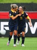 女子サッカーW杯カナダ大会・決勝トーナメント1回戦、ブラジル対オーストラリア。得点を挙げ、リサ・デバンナ（右）と喜ぶオーストラリアのキア・サイモン（2015年6月21日撮影）。(c)AFP/Getty Images/Elsa