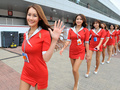 韓国・霊岩（Yeongam）で行われた、12F1第16戦韓国GP（Korean Grand Prix 2012）のレースクイーンたち（2012年10月14日撮影）。(c)AFP/JUNG YEON-JE