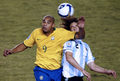ハイボールを競り合うアルゼンチンのファブリシオ・コロッチーニ（%%Fabricio Coloccini%%）とブラジルのアドリアーノ（%%Adriano%%）。（2008年6月18日撮影）(c)AFP/Evaristo Sa