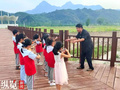 子どもたちにバイオリンの指導する張玉立さん（撮影日不明）。(c)PeopleʼsDaily/劉一純