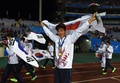 第17回アジア競技大会（17th Asian Games、Asiad）サッカー男子決勝、韓国対北朝鮮。表彰式で金メダル獲得を喜ぶ韓国の選手（2014年10月2日撮影）。(c)AFP/PRAKASH SINGH
