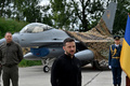 ウクライナに到着したF16戦闘機の前で会見を行うウォロディミル・ゼレンスキー大統領（中央）。場所は非公表（2024年8月4日撮影）。(c)Sergei SUPINSKY / AFP 