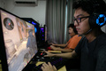 ミャンマー・ヤンゴンで、トレーニングを受けるeスポーツチームのメンバーら（2019年8月19日撮影）。(c)Sai Aung MAIN / AFP