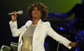 ドイツ南部フライブルク（Freiburg）で3日、テレビ番組『Wetten， dass...?』の収録が行われ、このほど音楽活動を再開させた米歌手ホイットニー・ヒューストン（Whitney Houston）が出演した。写真は、歌を披露するヒューストン（2009年10月3日撮影）。(c)AFP/DDP/JOERG KOCH