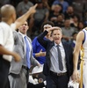 15-16NBA、サンアントニオ・スパーズ対ゴールデンステイト・ウォリアーズ。審判の判定に不満を表すゴールデンステイト・ウォリアーズのスティーブ・カーHC（2016年4月10日撮影）。(c)AFP/Getty Images/Ronald Cortes