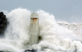 2007年9月18日、台風12号が接近し、激しく波が打ち付ける台湾・基隆（Keelung）付近の海岸。(c)AFP/PATRICK LIN