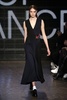 米ニューヨーク市内で発表された「DKNY」15/16年秋冬コレクション（2015年2月15日撮影）。(c)AFP/Getty Images/Neilson Barnard