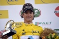 第72回パリ～ニース（72nd Paris-Nice）、最終第8ステージ。総合優勝を飾り、表彰台で喜ぶアージェードゥゼル・ラ・モンディアル（AG2r - La Mondiale）のカルロス・ベタンクール（Carlos Betancur、2014年3月16日撮影）。(c)AFP/ERIC FEFERBERG