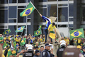 ブラジルの首都ブラジリアで、連邦議会の敷地内に侵入したジャイル・ボルソナロ前大統領支持者（2023年1月8日撮影）。(c)Sergio Lima / AFP