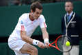 テニス、ウィンブルドン選手権（The Championships Wimbledon 2012）は6日、男子シングルス準決勝が行われ、大会第4シードのアンディ・マレー（Andy Murray、英国）は6-3、6-4、3-6、7-5で大会第5シードのジョーウィルフリード・ツォンガ（Jo-Wilfried Tsonga、フランス）を下し、英国人選手としては74年ぶりの決勝進出を果たした。

リターンを打つアンディ・マレー（2012年7月6日撮影）。(c)AFP/LEON NEAL