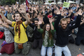 スペインの首都マドリード（Madrid）で行われた「Indignados（怒れる者たち）」デモの参加者ら（2012年9月25日撮影）。(c)AFP/PIERRE-PHILIPPE MARCOU