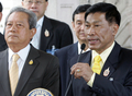 2007年8月27日、タイの首都バンコク（Bangkok）で報道陣に対し、総選挙の実施日決定を発表するApichart Sukhagganondタイ選挙管理委員会委員長（右）と、横に立つスラユット・チュラノン（Surayud Chulanont）暫定首相（左）。(c)AFP/Pornchai KITTIWONGSAKUL