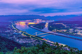湖北省宜昌市と三峡の夜景（撮影日不明、資料写真）。(c)People’s Daily/王耿