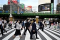 新型ウイルス流行の影響で通常よりも人出の少ない東京・新宿の交差点（2020年5月25日撮影）。(c)CHARLY TRIBALLEAU / AFP