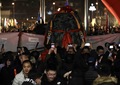 中国航天科技集団五院で、月探査機「嫦娥５号」の帰還機の到着を祝う人々（2020年12月17日撮影）。(c)Xinhua News